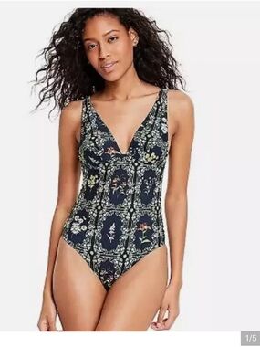 NWT Agua Bendita Navy Floral V-Neck One-Piece Swimsuit XL